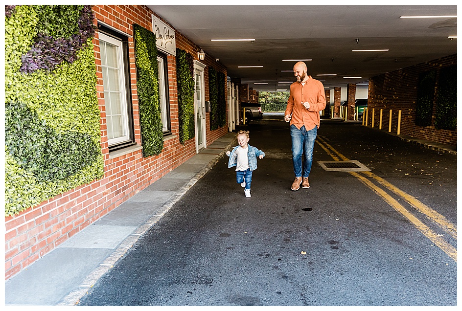 toddler and dad running in westfield photoshoot