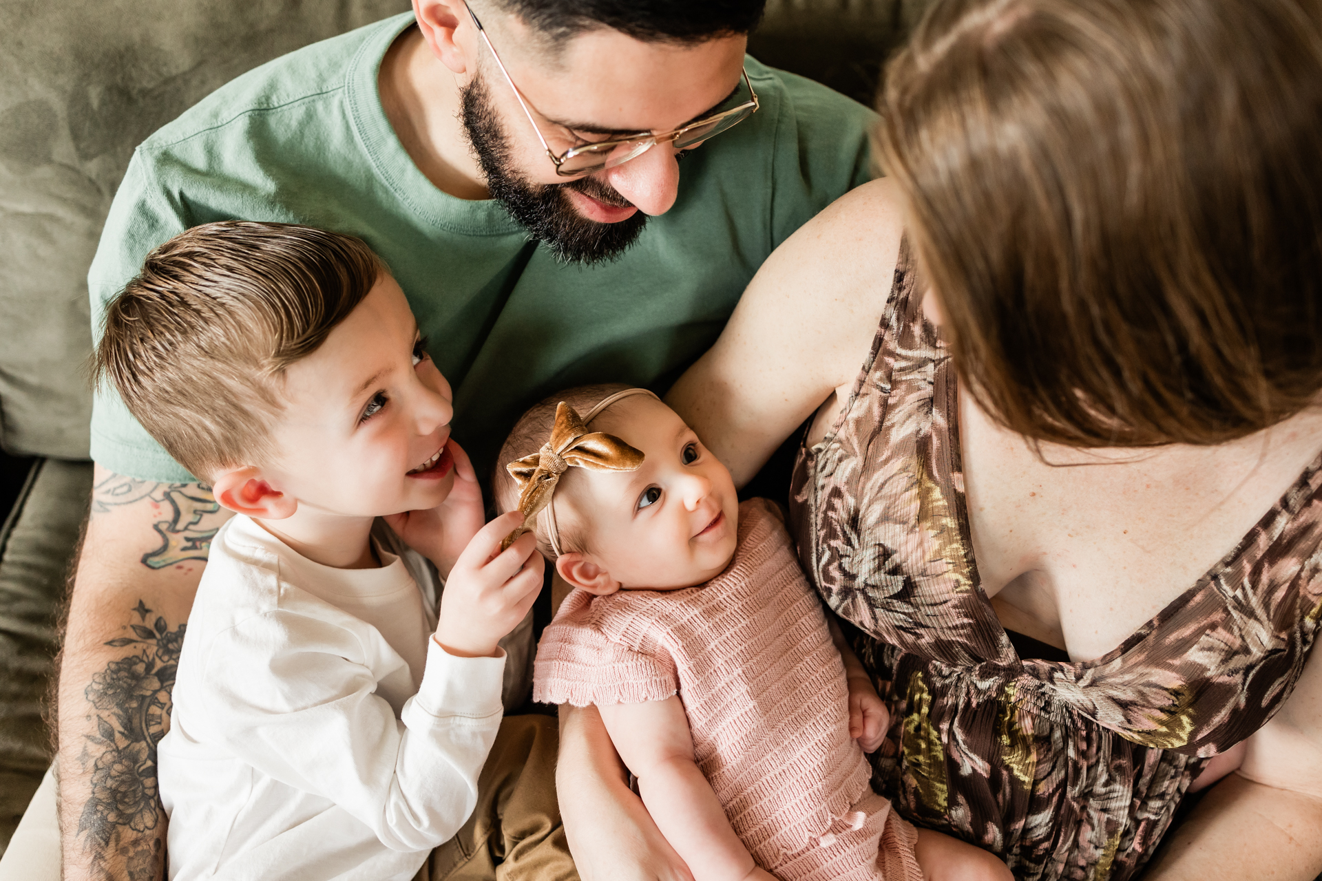tips for including toddlers in newborn photo sessions